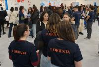 Studentesse universitarie impegnate nell'orientamento