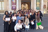 Studenti e studentesse con l'attestato