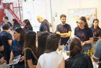 Studentesse universitarie impegnate nell'orientamento