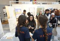 Studentesse universitarie impegnate nell'orientamento