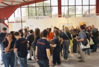 Studentesse universitarie impegnate nell'orientamento