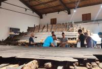 Marsala, Museo Museo Archeologico Regionale "Lilibeo" Baglio Anselmi: il prof. Roberto La Rocca illustra agli allievi lo scafo del relitto Marausa I (III-IVsec. d.C.)