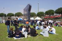 Studenti e studentesse sul prato del campo sportivo del Cus Catania