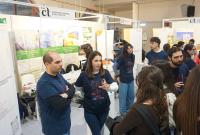 Studenti e studentesse in visita agli stand