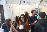 Studenti e studentesse in visita agli stand