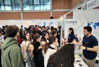 Studenti e studentesse in visita agli stand