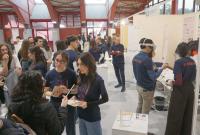 Studenti e studentesse in visita agli stand
