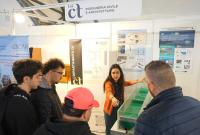 Studenti e studentesse in visita agli stand