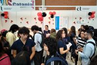 Studenti e studentesse in visita agli stand