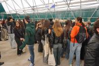 Studenti e studentesse in visita agli stand