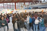 Studenti e studentesse in visita agli stand