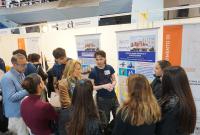 Studenti e studentesse in visita agli stand