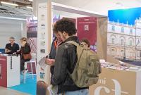 Un partecipante allo stand di Unict a Didacta