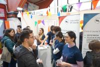 Studenti e studentesse in visita agli stand