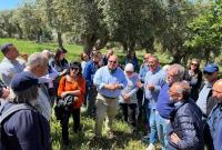 Un momento della visita in azienda 