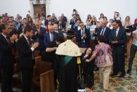 Il rettore Francesco Priolo consegna la pergamena di laurea a Laura Salafia
