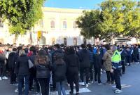 Un momento dell’evacuazione che si è svolta presso l’ITI Archimede di Catania