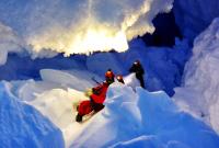 Una ice-cave sul Rittmann, sviluppatasi in un crepaccio di un ghiacciaio (@PNRA) (foto PNRA)