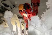Speleotemi ghiacciati in una sala all’interno della grotta MC3 sul Melbourne (foto PNRA)