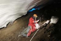 Campionamento geochimico e biologico all’interno della grotta R5 sul Rittmann, caratterizzata da alti tenori di CO2 che impongono l’utilizzo di autorespiratori (foto PNRA)