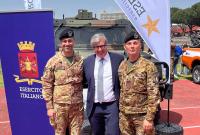 Il rettore in visita allo stand dell'Esercito