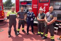 Il rettore in visita allo stand dei Vigili del fuoco