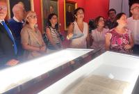 Un momento della visita guidata al museo
