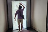 Un momento della visita guidata al museo