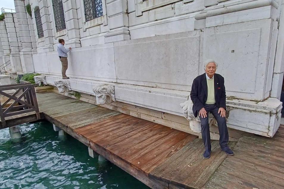 Il Prof. Sgamellotti a Venezia, durante le operazioni di esposizione lichenica presso la Collezione Peggy Guggenheim