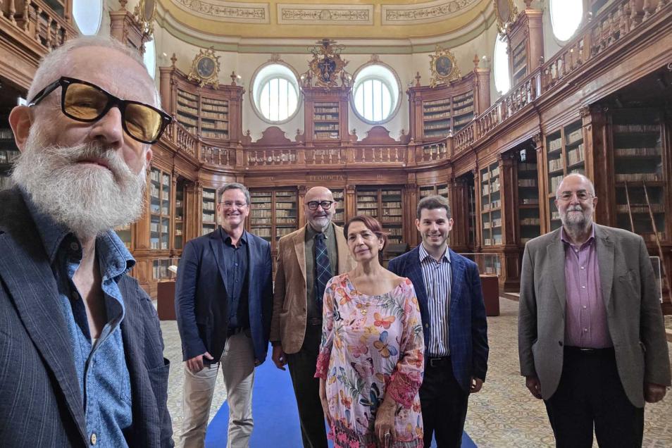 In foto un gruppo di studiosi in visita alle Biblioteche riunite Civica e A. Ursino Recupero insieme con la direttrice Rita Angela Carbonaro