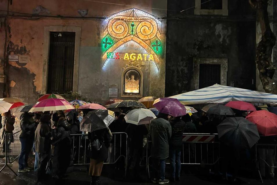 L'icona di Sant'Agata posizionata nuovamente nell'edicola votiva