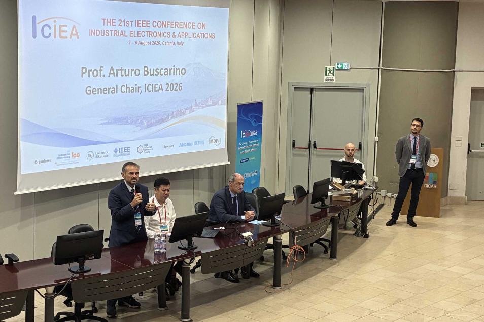: saluti dei General Chair Prof. Arturo Buscarino per l'Università degli Studi di Catania e Prof. Zhengguo Li per l'Institute of Advanced Intelligence and Computing dell'A*Star di Singapore, e del Direttore del DIEEI, Prof. Giovanni Muscato