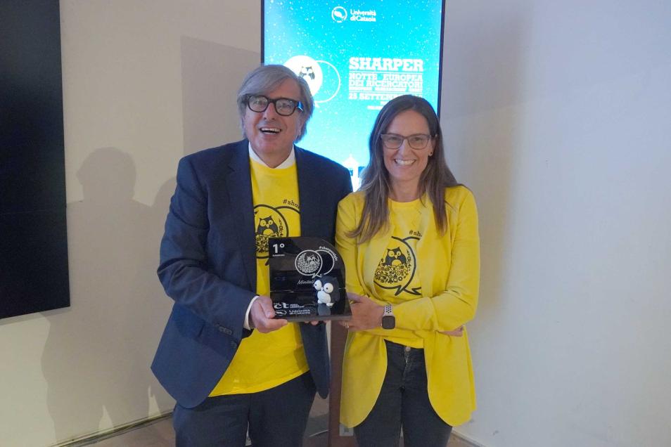Giulia Russo riceve il premio dal rettore Enrico Foti