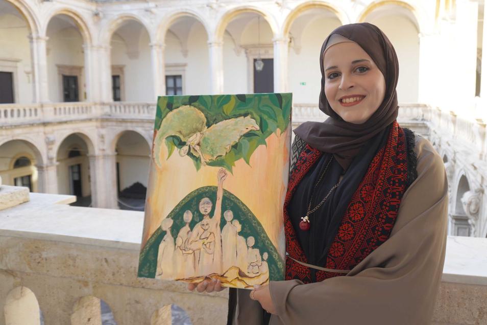 Dana Alnumailat con il suo dipinto